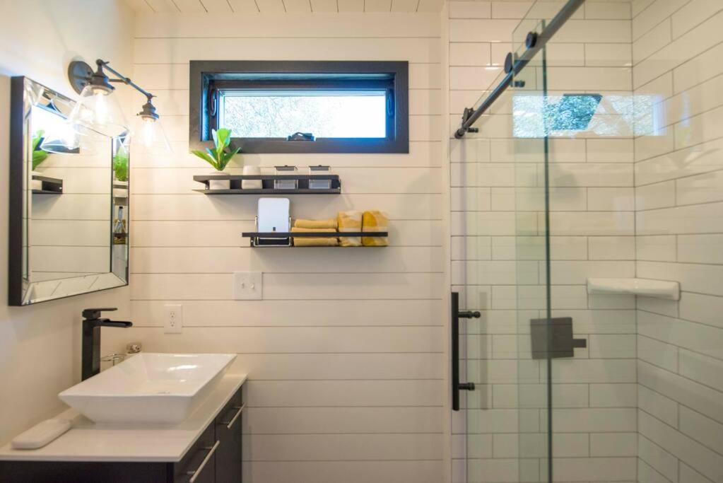 The Zephyr Modern Luxe Container Home Bellmead Εξωτερικό φωτογραφία
